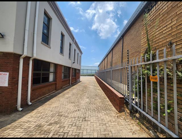 1,600M² WAREHOUSE TO LET IN LINBRO PARK